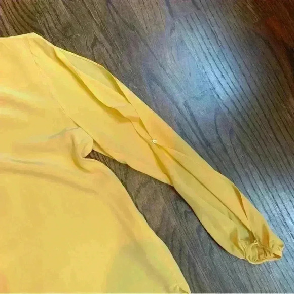 Haute Hippie 100% Silk Cold Shoulder Yellow Blouse Size Small NWT - Picture 3 of 7